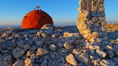 Il Bivacco Pelino prima di essere smontato e ruderi del rifugio Vittorio Emanuele II, foto Stefano Ardito