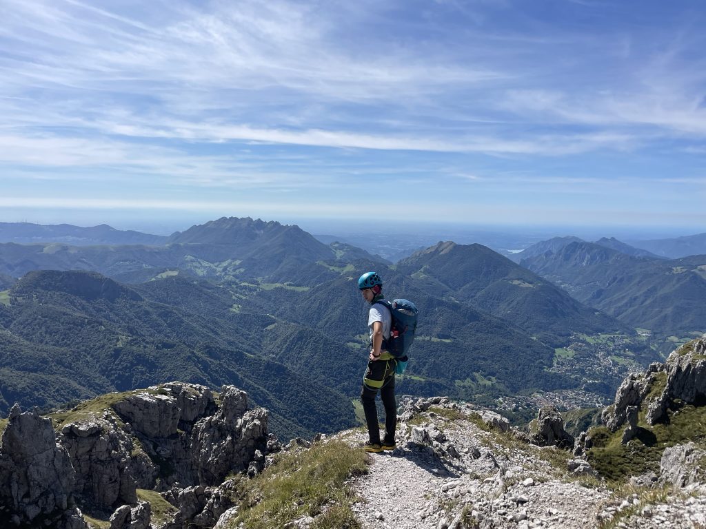 Il lago e la pianura sfumano all