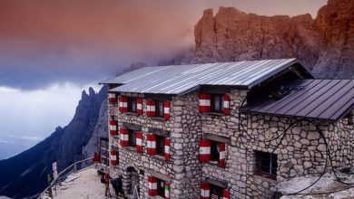 Il rifugio Pradidali, col Sass Maor che spicca tra le nuvole. Foto Cesare Re