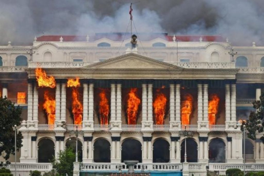 Kathmandu, il Singha Durbar in fiamme