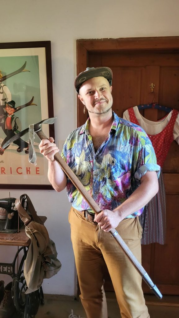 Erik Petterson con la piccozza appartenuta a Paul Preuss, suo prozio. Foto Monica Malfatti