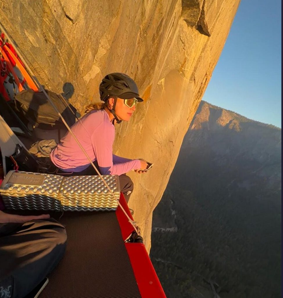 Bivacco in parete. Foto Vidi-Moroni