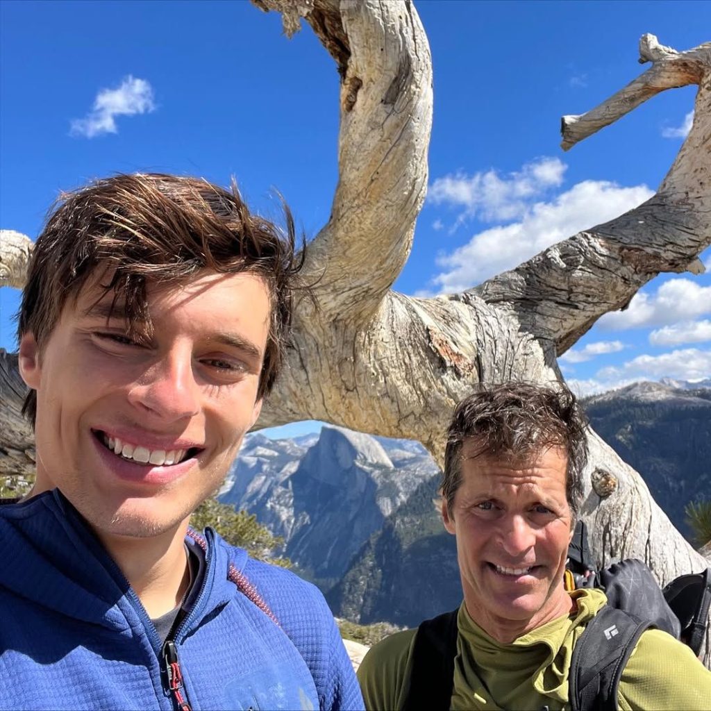 Connor Herson con il papà Jim dopo la doppia scalata a El Cap @connor.herson