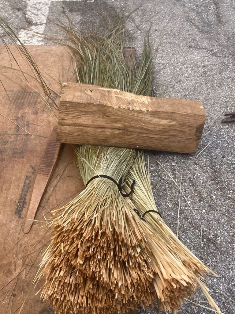 Fasci di carice impiegati nella lavorazione