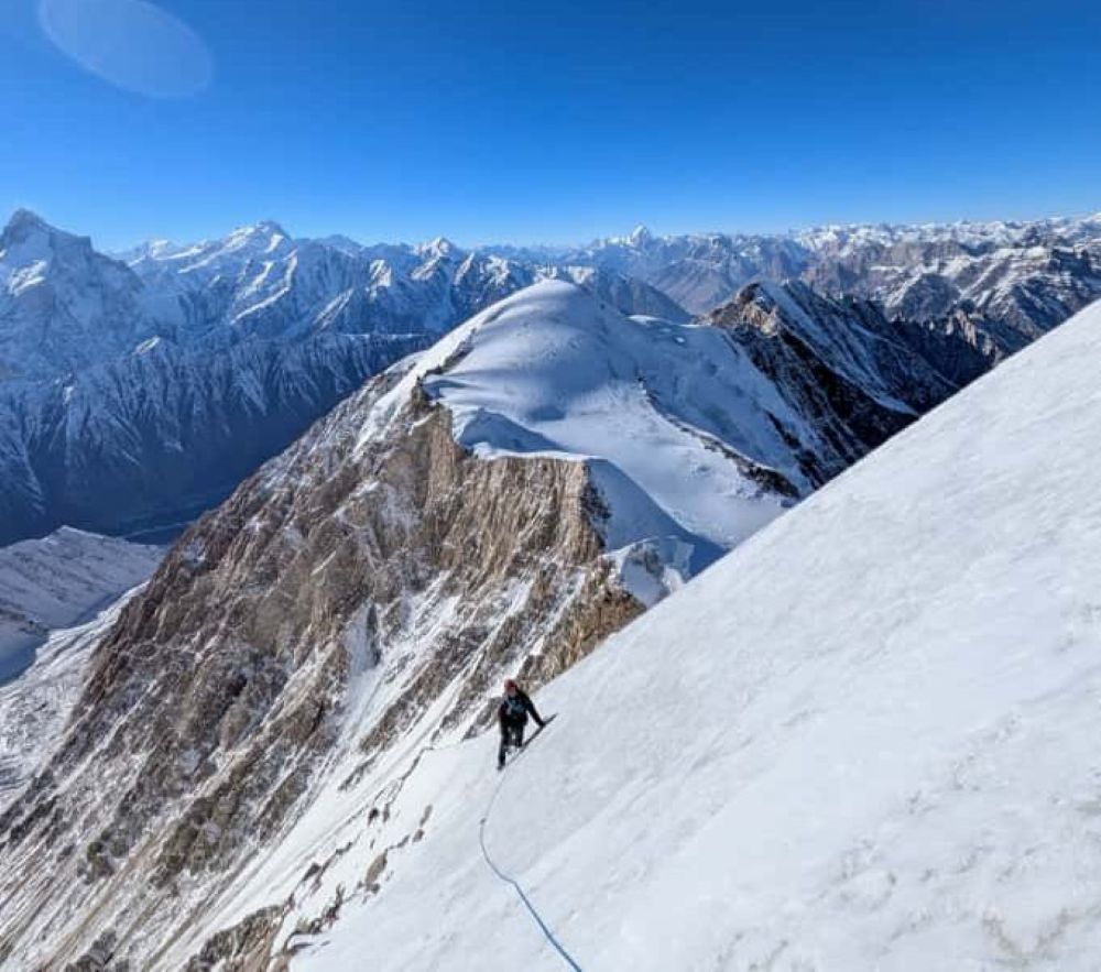 Gli alpinisti raggiungono la cresta del Khurdopin Shar. Foto Gaetan Navarrete