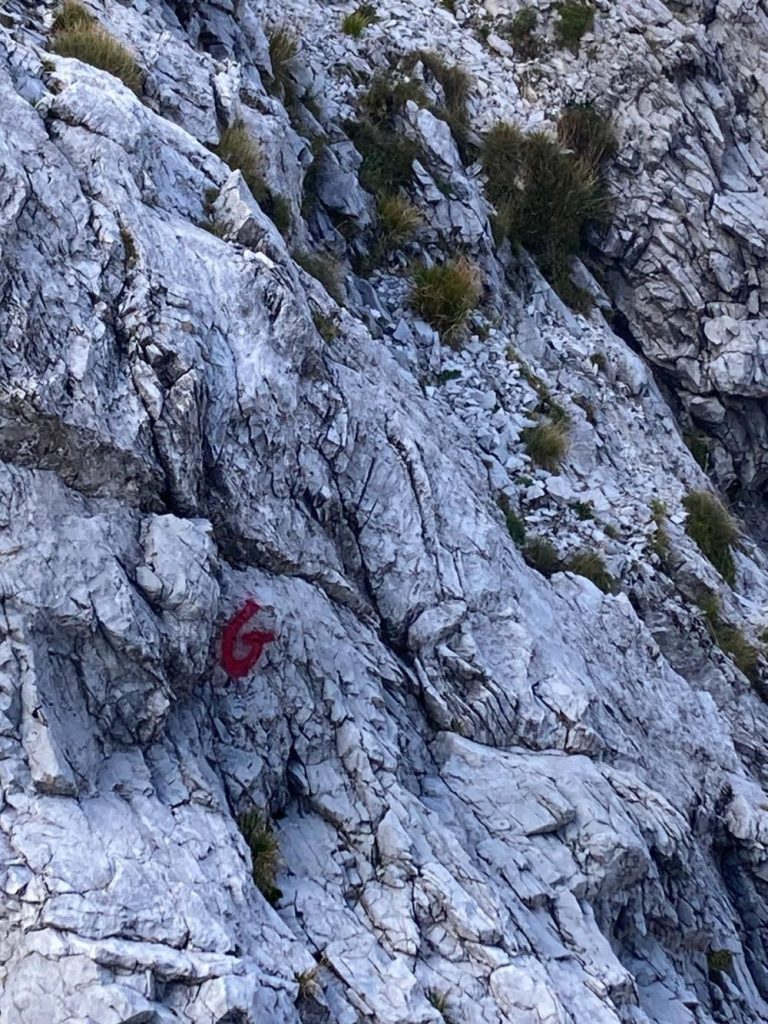 La G ripetuta svariate volte lungo le vie.