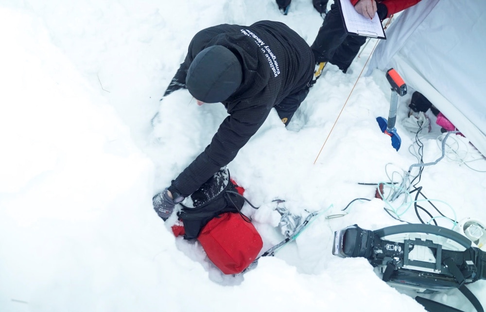 Una partecipante ai test Safeback viene seppellita a faccia in giù sotto circa 50 centimetri di neve @ Eurac Research Metadata