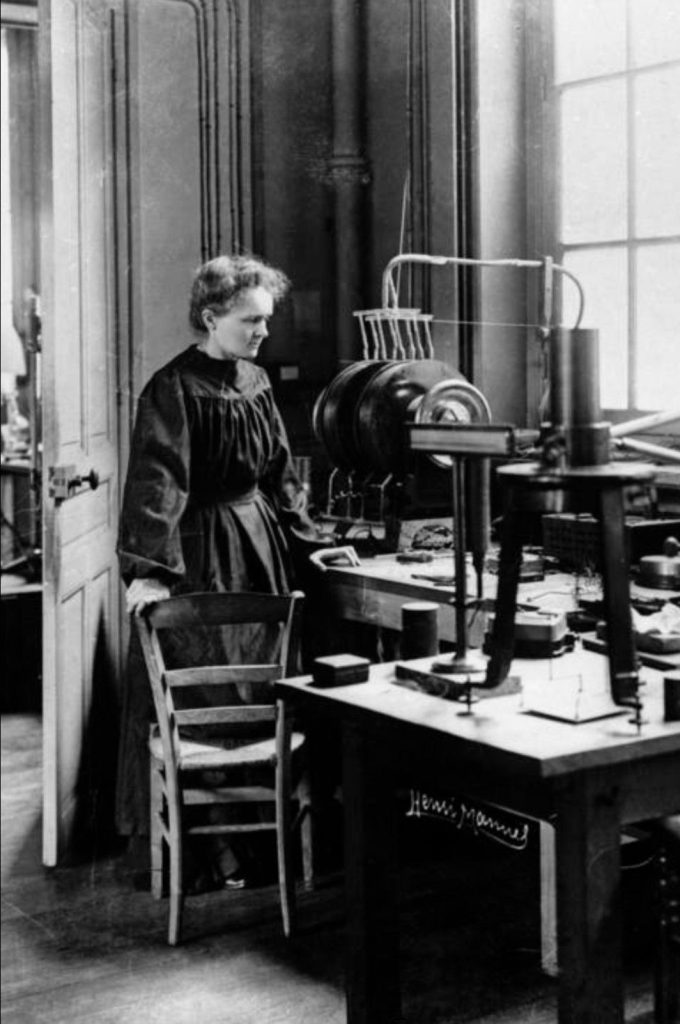 Marie Curie, prima donna a ricevere il Premio Nobel, con una seggiola agordina