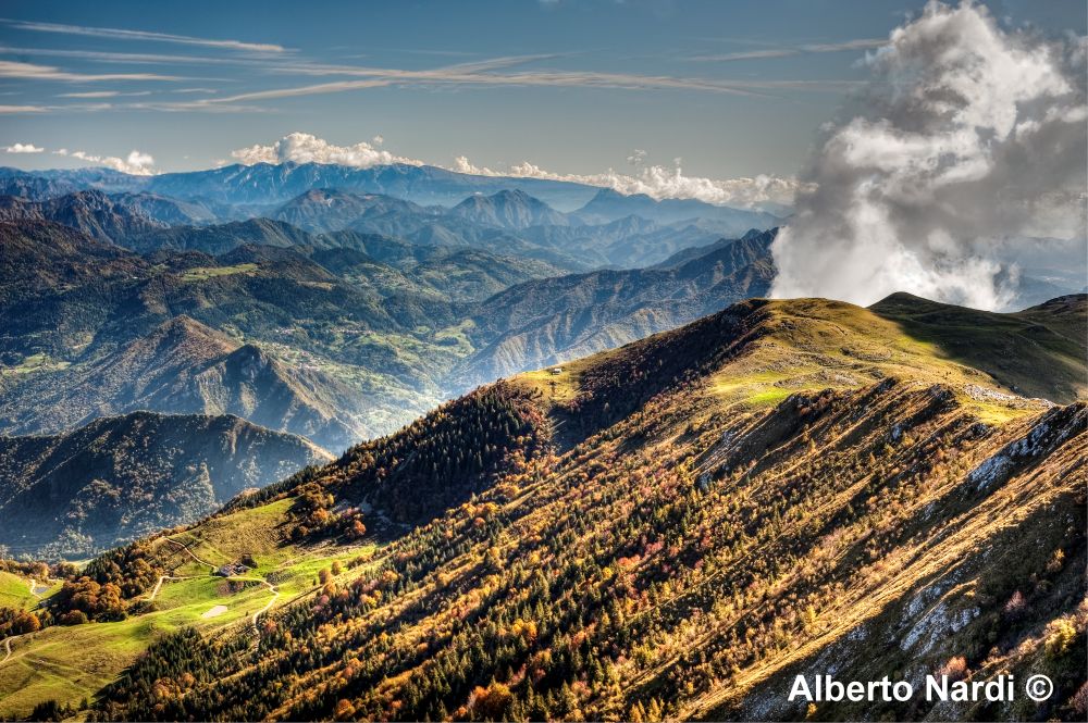 Panorama autunnale dal Monte Guglielmo con sullo sfondo il Monte Baldo. Foto Alberto Nardi