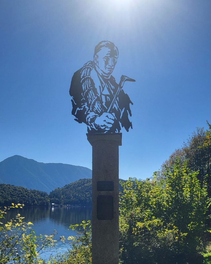 Il monumento a Paul Preuss sulla riva del lago di Altaussee