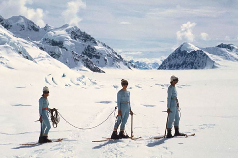 La provocatoria immagine delle Denali Damsels sul ghiacciaio ai piedi della montagna. Foto Arlene Blum