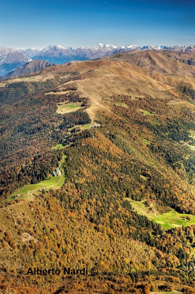 Panorama autunnale dal Monte Guglielmo con sullo sfondo il Monte Baldo. Foto Alberto Nardi