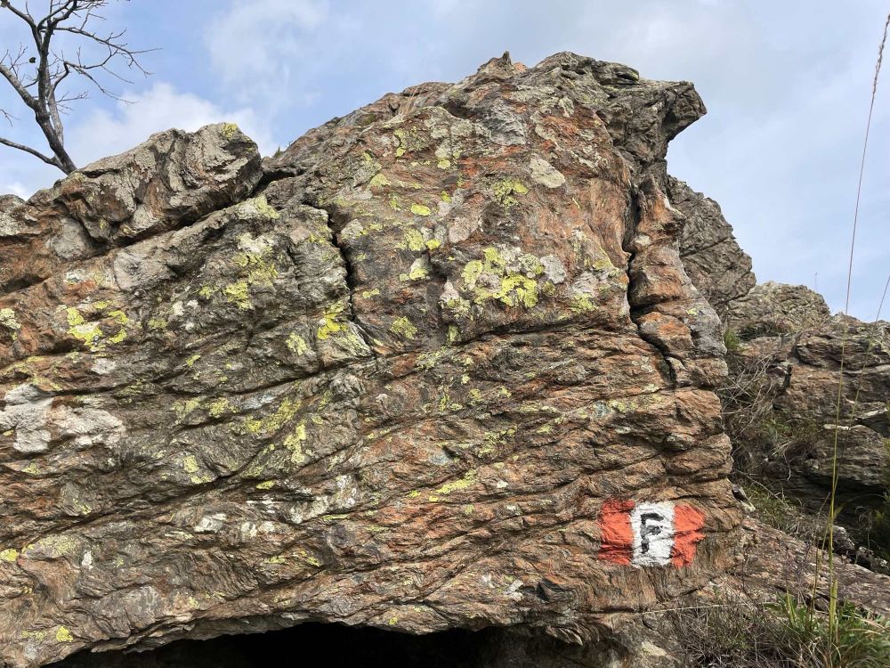 Un grumo di rocce scure e compatte che si staglia dai crinali altrimenti blandi del territorio circostante (foto M. Comi)