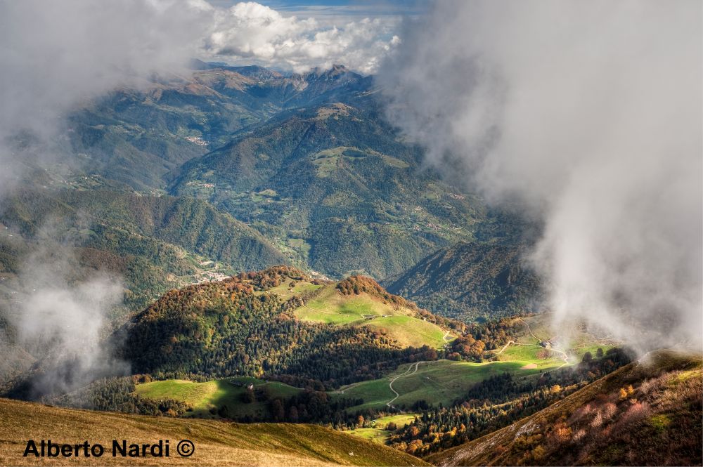 Malga Bovidori e Dosso Pelato visti dalla vetta del Monte Guglielmo. Foto Alberto Nardi