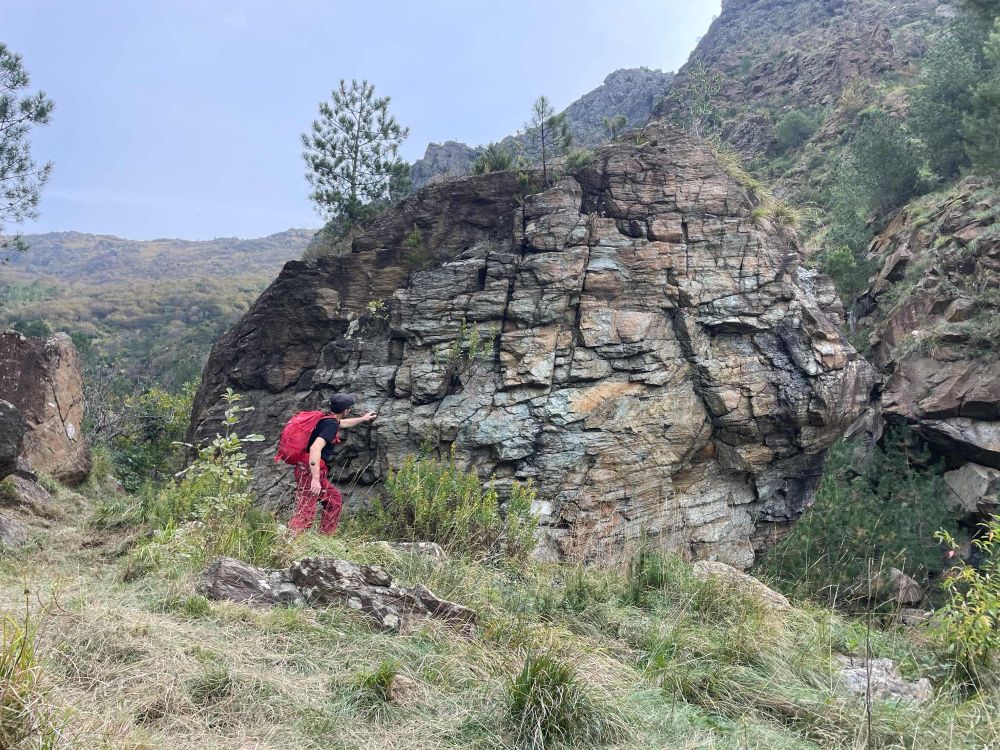 Da decenni gli scalatori genovesi frequentano queste rocce (foto M. Comi)