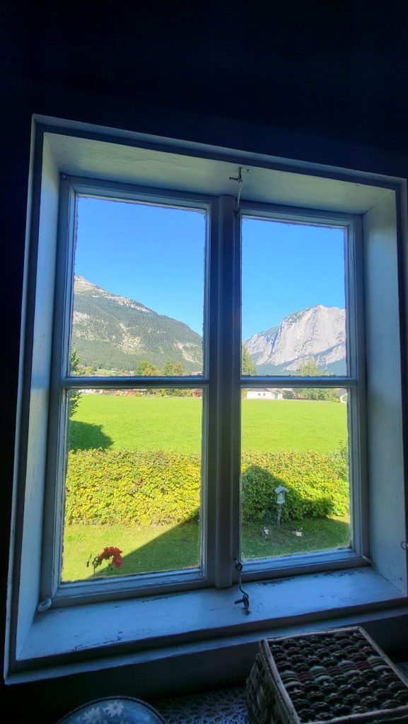 La finestra della camera da letto di Paul Preuss, con vista sul Trisselwand. Foto Monica Malfatti