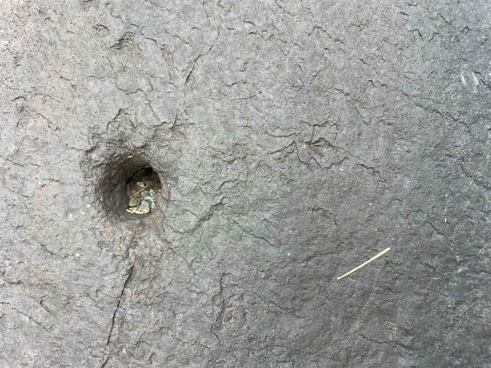 Vecchie cave di blocchi scuri mostrano il cuore profondo della Terra (foto M. Comi)