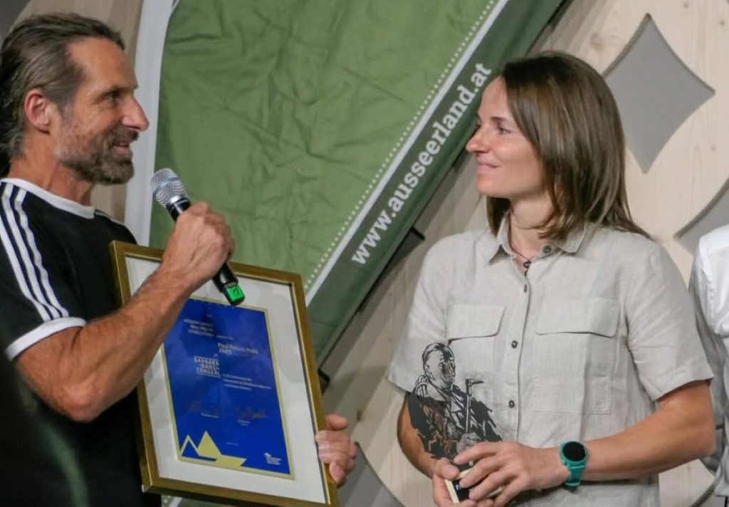 Barbara, Babsi, Zangerl riceve il Premio Paul Preuss da Alex Huber