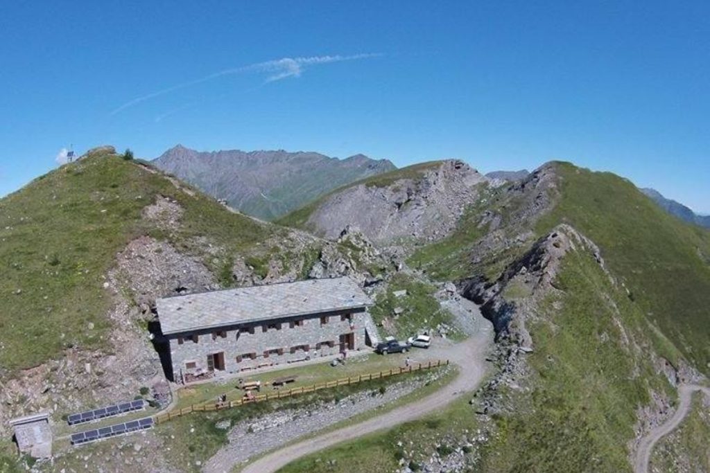 Il Rifugio Barant, collocato a 2373 metri di quota in Alta Val Pellice (TO). FB Rifugio Barant