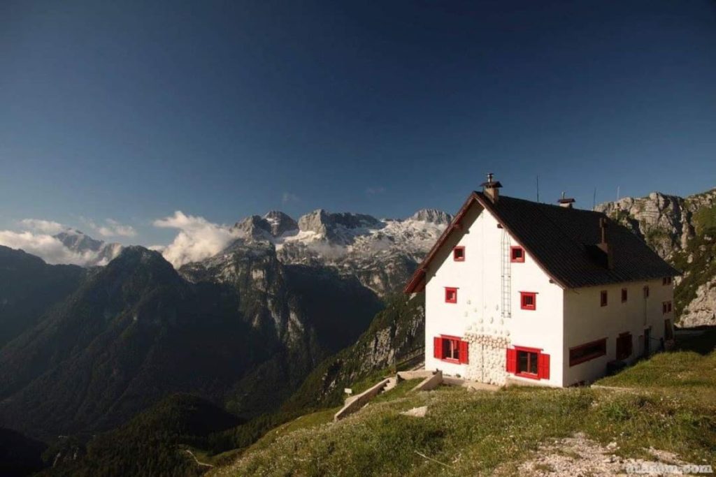 Il Rifugio Guido Corsi, nelle Alpi Giulie
