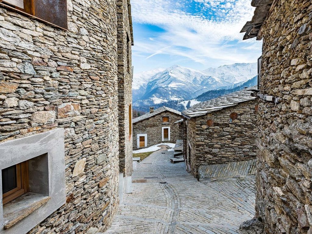 Il borgo di Ostana (CN). @ Wikimedia commons