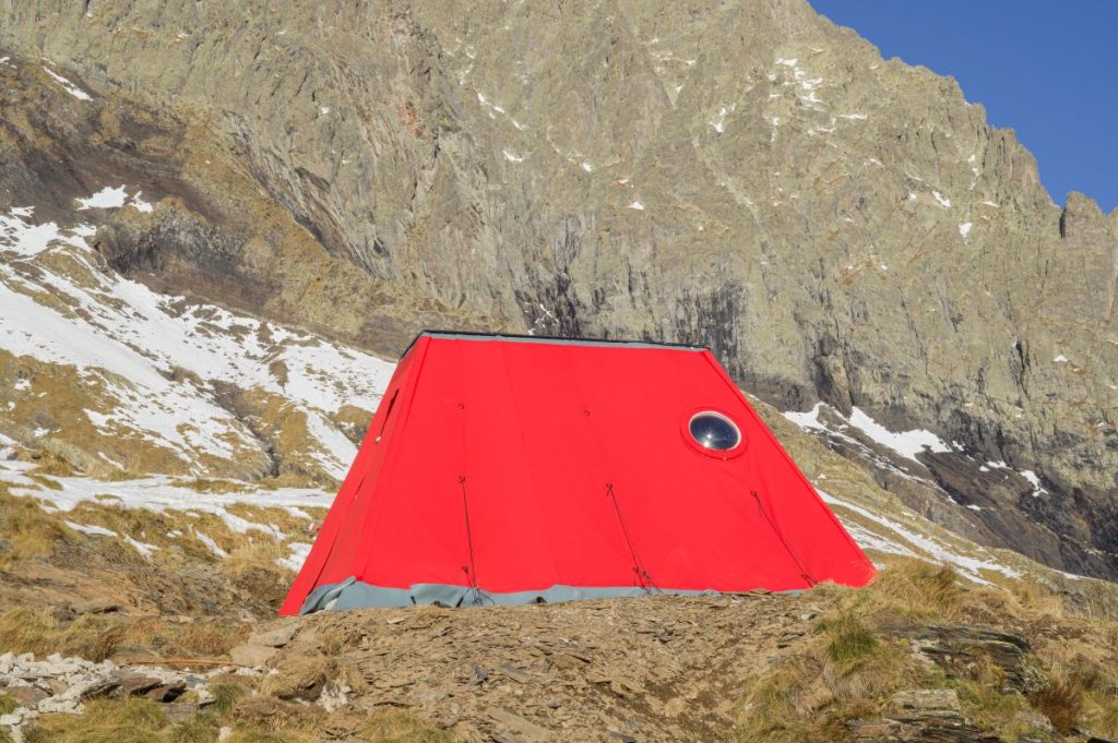 Il nuovo bivacco Aldo Frattini (2.300 m) nelle Orobie Bergamasche. Foto T. Clavarino