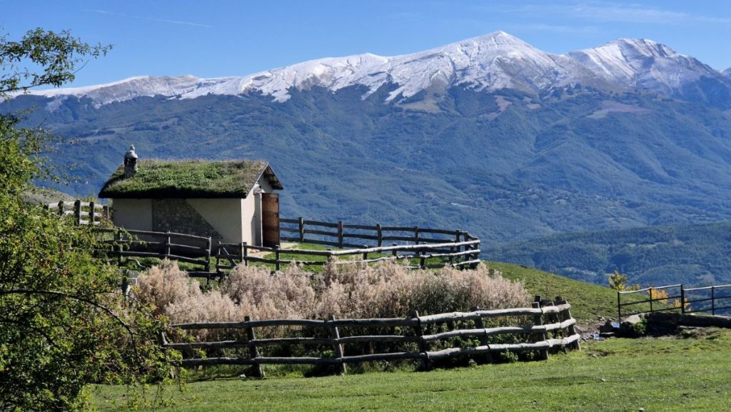 Il rifugio Federico Tosti e i Monti della Laga, foto Stefano Ardito