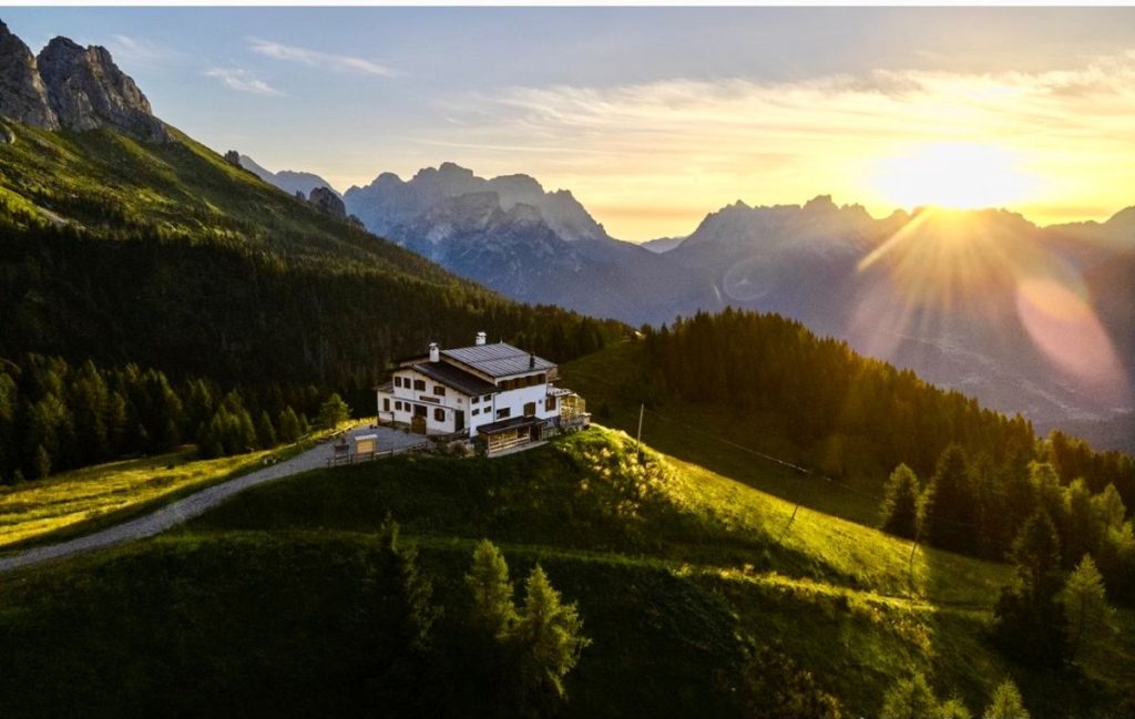 Il rifugio Scarpa, nell'Agordino. Restituisce la caparra in caso di disdetta comunicata con 10 giorni di anticipo. FB Rifugio Scarpa-Agner