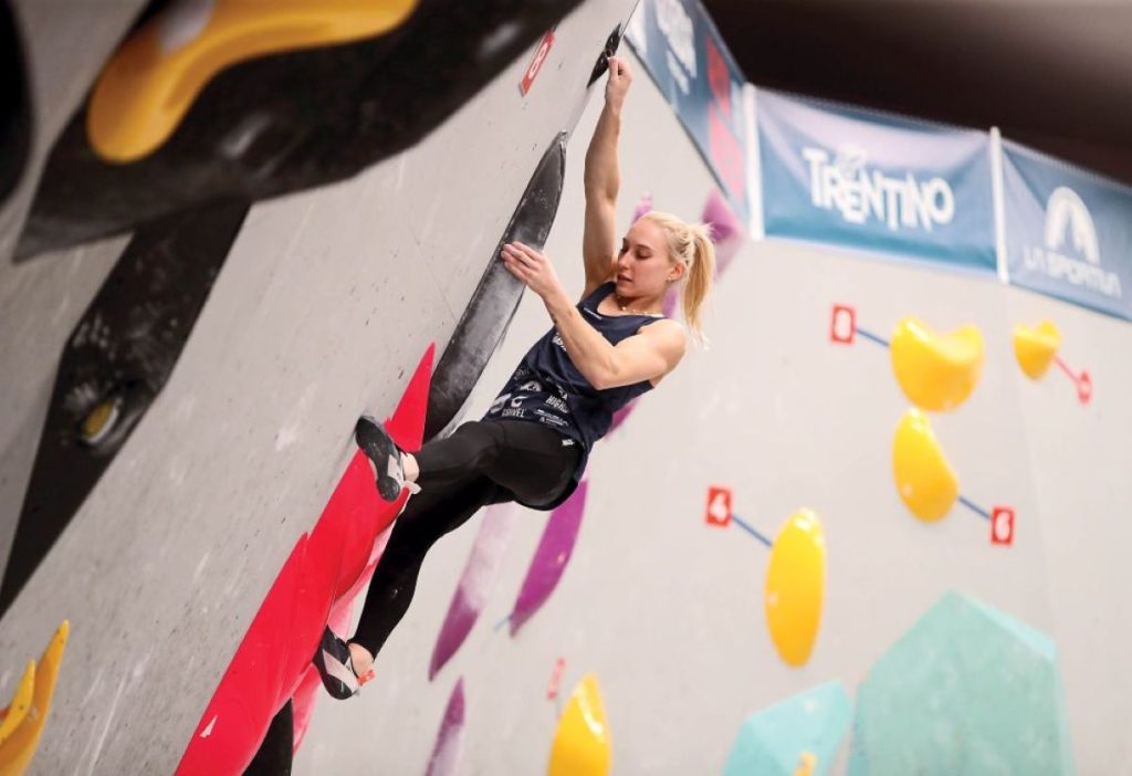 Jania Garnbret durante la KO Boulder @ newspower.it