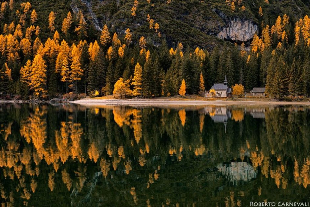 La chiesetta affacciata sul lago di Braies. Foto Roberto Carnevali