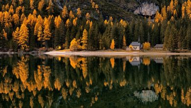 La chiesetta affacciata sul lago di Braies. Foto Roberto Carnevali