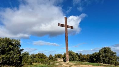 La croce sulla vetta del Monte Tuscolo. Foto Stefano Ardito