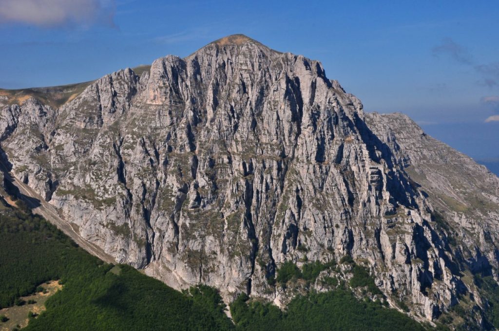 La parete Est del Monte Bove, a destra lo Spigolo, foto Stefano Ardito