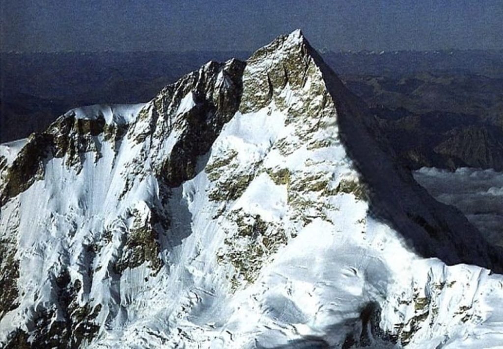 L'imponente parete sud-occidentale del Manaslu. Foto Animal de Ruta