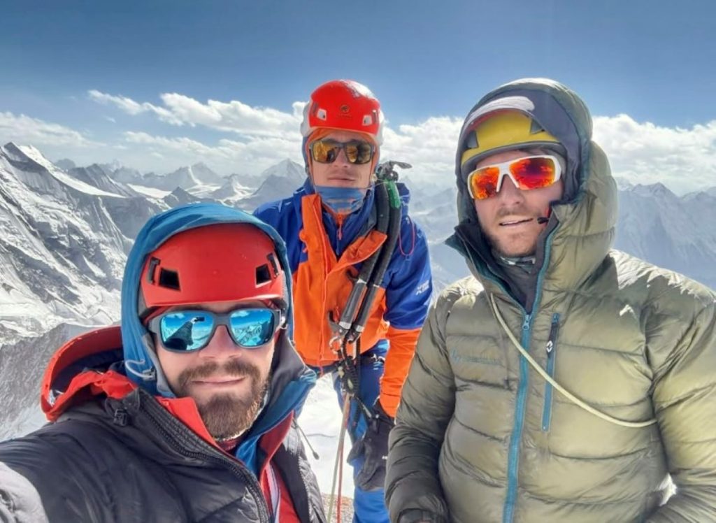 Marco Schwidergall, Tomasz Rodzynkiewicz e Matej Prcin sulla vetta del Tumladen Sar. Foto FB Polski Himalaizm Sportowy