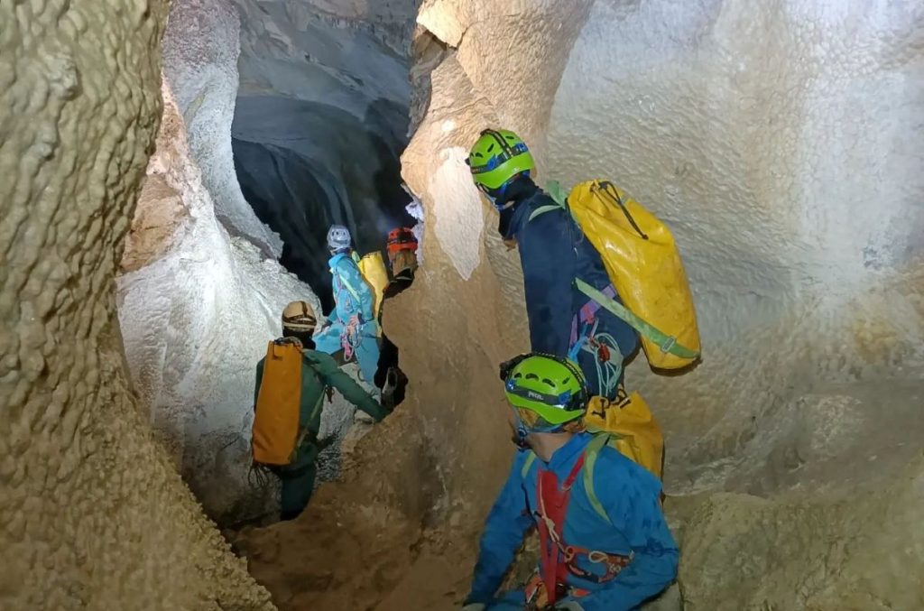 Speleologi in una fgrotta delle Alpi Apuane @Gruppo Speleologico Archeologico Livornese