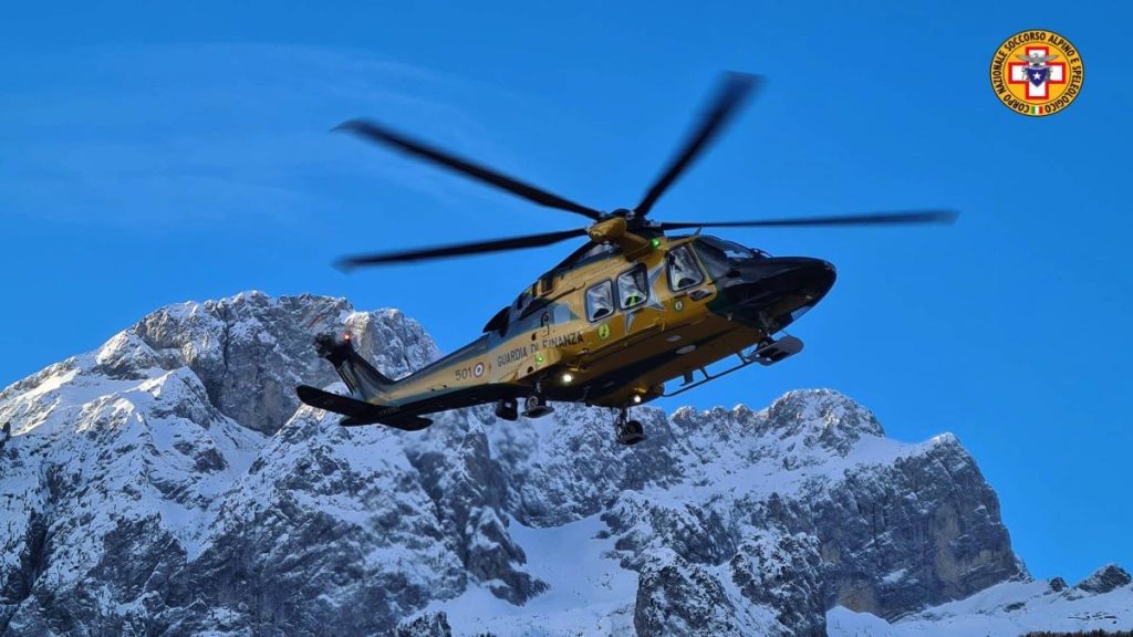 Un elicottero del SAGF impegnato in un'operazione di soccorso. @ CNSAS