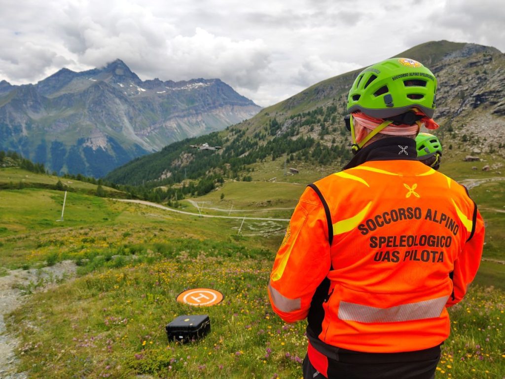 Un operatore del Soccorso Alpino e Speleologico intento a pilotare un drone @ CNSAS