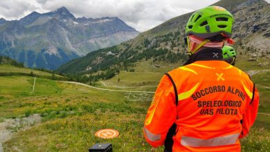 Un operatore del Soccorso Alpino e Speleologico intento a pilotare un drone @ CNSAS