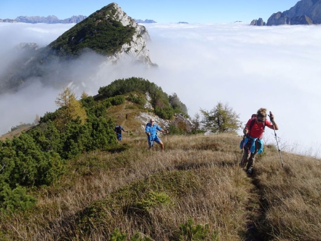 Verso la vetta di Cima Mora, sulla sfondo sbuca dalle nuvole il Col Nudo. Foto Melania Lunazzi