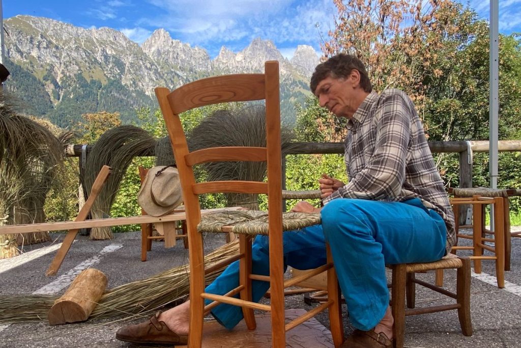 Seggiolaio al lavoro a Sagron Mis. Foto Melania Lunazzi