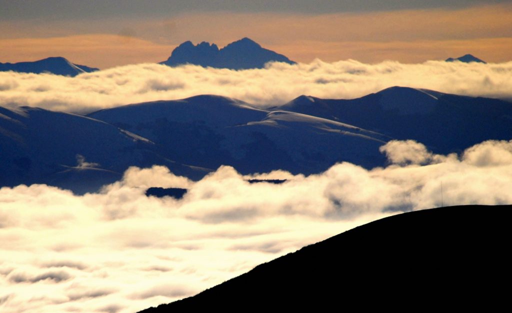 Il Gran Sasso dalla vetta del Subasio, foto Stefano Ardito