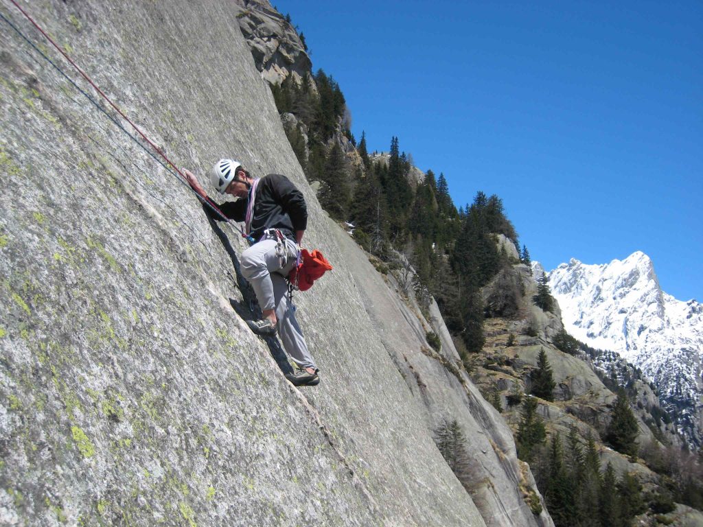Il celebre traverso di Polimagò in Val di Mello lungo la vena aplitica contornata di Rhizocarpon geographicum (foto M. Comi)