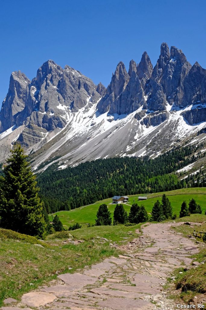 Il rifugio Brogles e le Odle. Foto Cesare Re