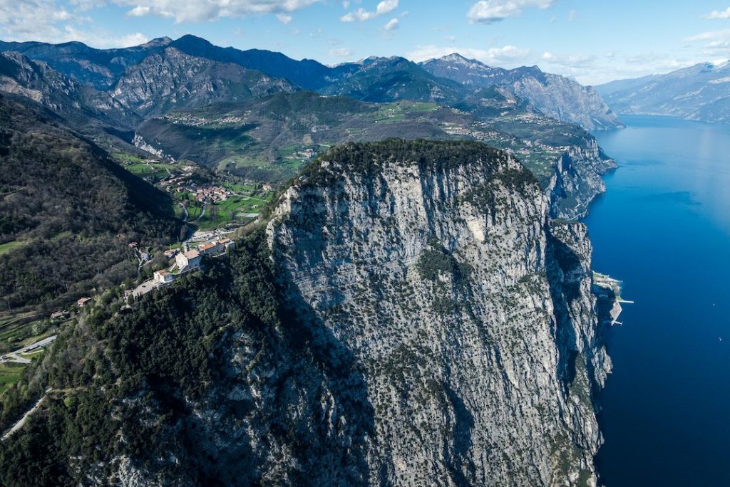 La grande parete di roccia sulla quale sorge il Santuario di Montecastello