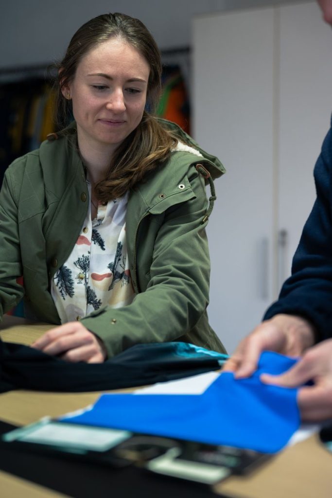 Marianne Fatton controlla i nuovi materiali per l