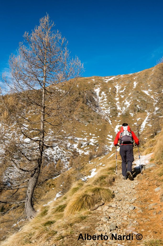 Salendo verso il Lago di Valle Sambuzza. Foto Alberto Nardi