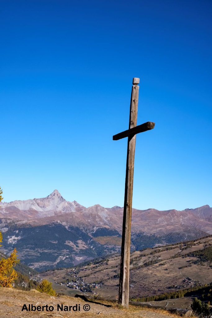 Sulla vetta della Croix de Curlet, sullo sfondo il Pic de Rochebrune. Foto Alberto Nardi