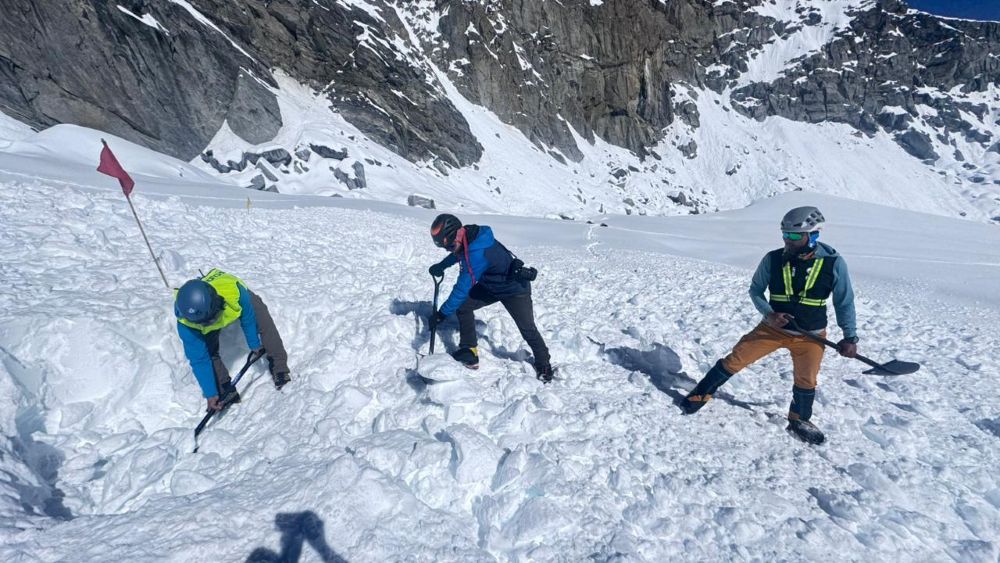 6 novembre, i soccorritori al lavoro sullo Yalung Ri @ Pasang Kidar Sherpa - The Tourism Times