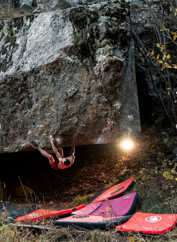 Adam Ondra sui massi della Valle d